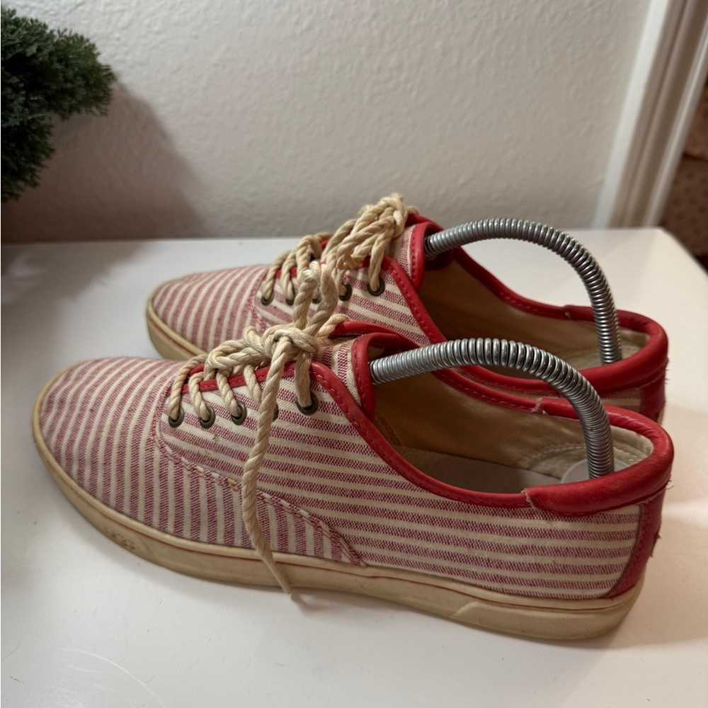 Ugg - Picture 5 of 9